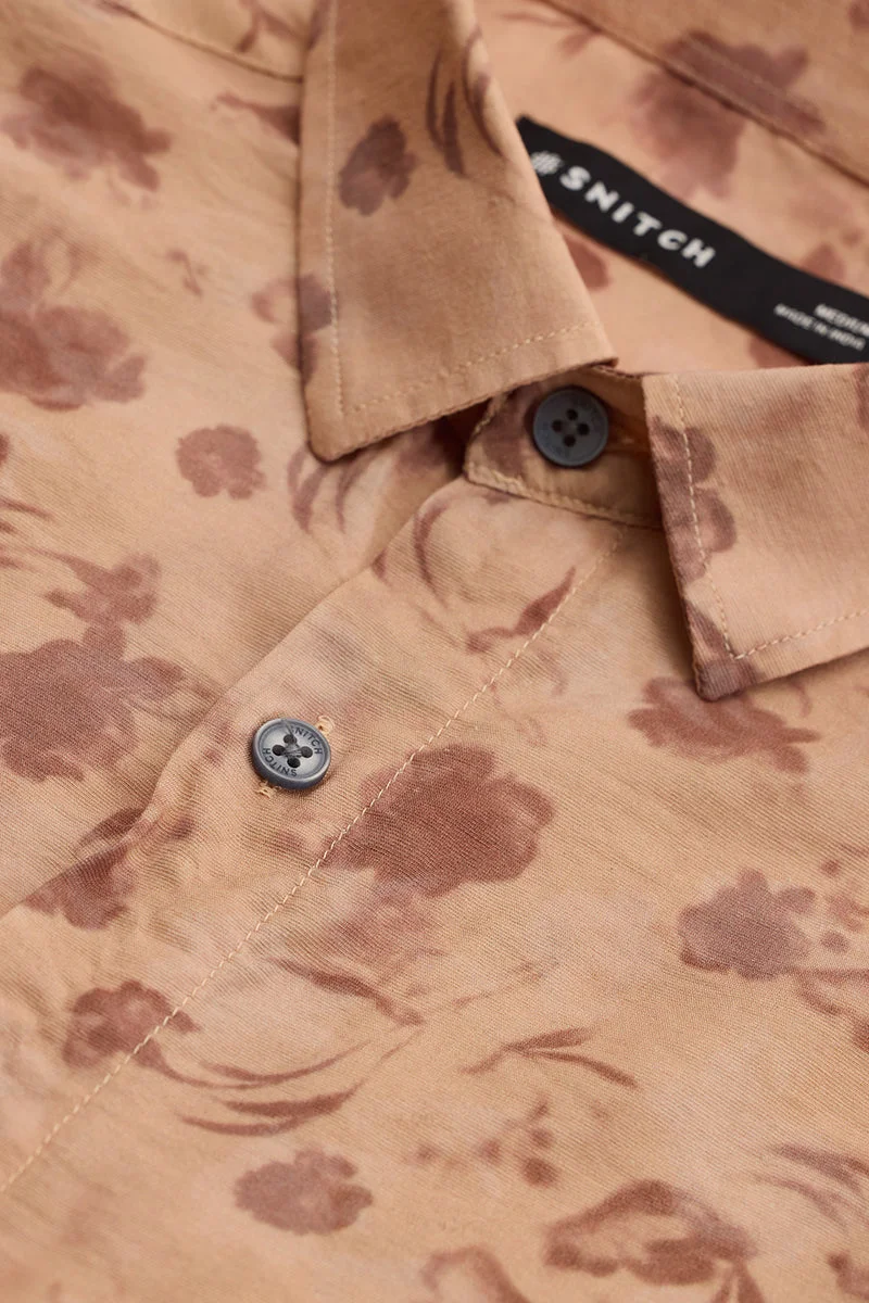 سنيتش قميص بياقة مطبوع بالخوخ بقصة ضيقة